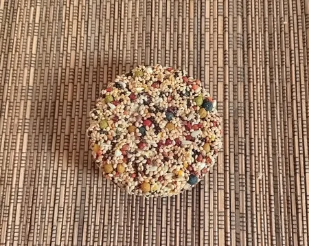 مکمل پرندگان کلاغ سفید مدل تشویقی عسلی کد 664 وزن 50 گرم