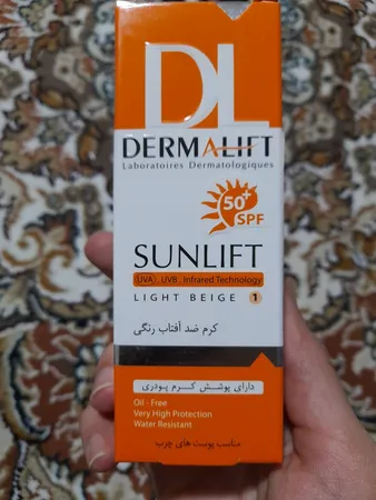 کرم ضدآفتاب رنگی درمالیفت مدل Sunlift SPF50 بژ روشن، حجم 40 میلی‌لیتر