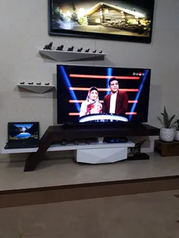 میز تلویزيون راهپود مدل آفتابگردان به همراه طبقه دیواری