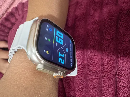 ساعت هوشمند مدل اولترا T1000 دارای قابلیت های قابلیت مکالمه مستقیم، قابلیت مکالمه از طریق بلوتوث، ضد آب بند سیلیکون