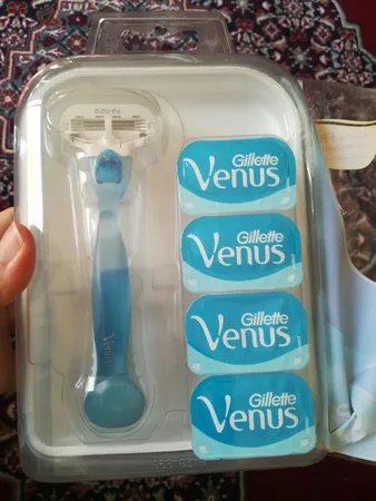 خود تراش ژیلت مدل venus به همراه تیغ یدک مدل VGW00765 بسته 5 عددی