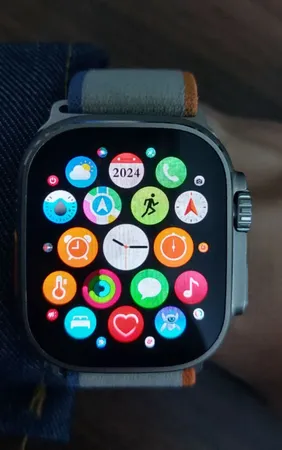 ساعت هوشمند مدل HK9 ULTRA 2 MAX دارای قابلیت های صفحه نمایش رنگی، صفحه نمایش لمسی، کنترل موسیقی (Music Player)، کنترل سطح اکسیژن خون، قابلیت مکالمه از طریق بلوتوث، پشتیبانی از زبان فارسی در منو و سیستم‌عامل بند سیلیکون