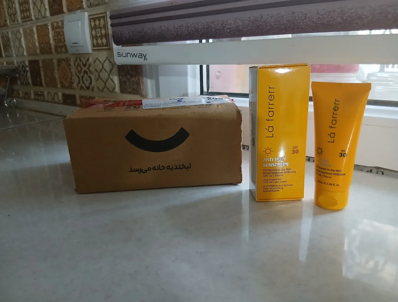 کرم ضدآفتاب و ضدلک بی‌رنگ لافارر مدل SPF30، مناسب پوست‌های خشک و معمولی، حجم 40 میلی‌لیتر