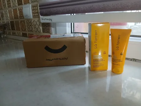 کرم ضدآفتاب و ضدلک بی‌رنگ لافارر مدل SPF30، مناسب پوست‌های خشک و معمولی، حجم 40 میلی‌لیتر