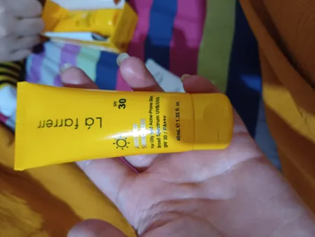 کرم ضدآفتاب و ضدلک بی‌رنگ لافارر مدل SPF30، مناسب پوست‌های چرب، حجم 40 میلی‌لیتر