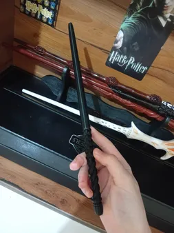 اسباب بازی زینتی مدل چوب دستی هری پاتر طرح جینی ویزلی به همراه بلیط قطار و نقشه مدرسه