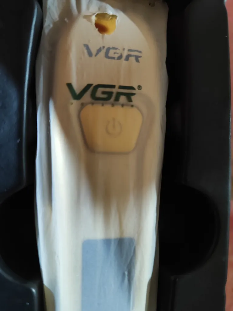 ماشین اصلاح موی سر و صورت وی جی ار مدل V-965، اصلاح به صورت حجم زن، منبع انرژی باتری، تکنولوژی اصلاح به صورت برش مستقیم، مدت زمان شارژ 150 دقیقه و مدت زمان استفاده پس از شارژ 120 دقیقه، به همراه شارژر، روغن، برس تمیزکننده، قابلیت اصلاح با شماره صفر