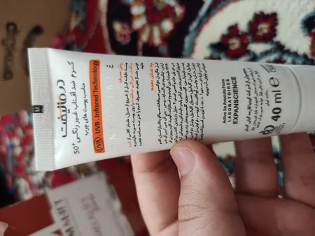 کرم ضدآفتاب بی‌رنگ درمالیفت مدل SPF50، مناسب پوست‌های چرب، حجم 40 میلی‌لیتر