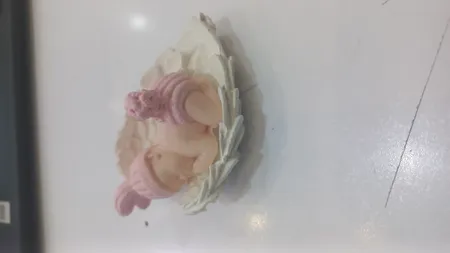 مجسمه سنگی مدل نوزاد روی بال فرشته