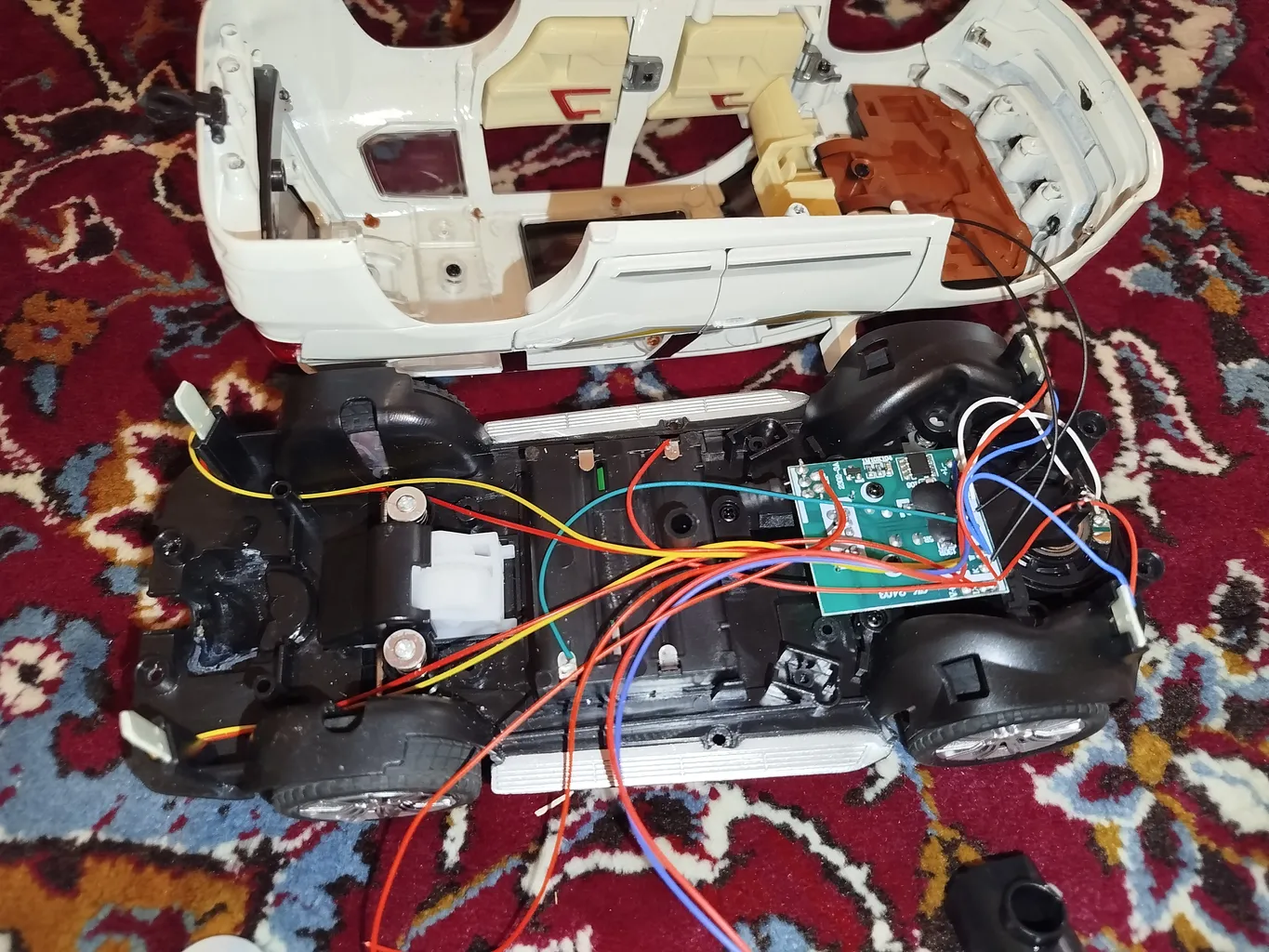 ماشین بازی چه ژی مدل فلزی 6 درب بازشو تویوتا دودزا