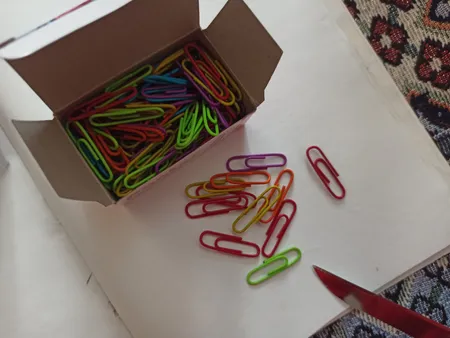 گیره کاغذ پنتر مدل رنگی سایز 28 میلی متر - بسته 100 عددی