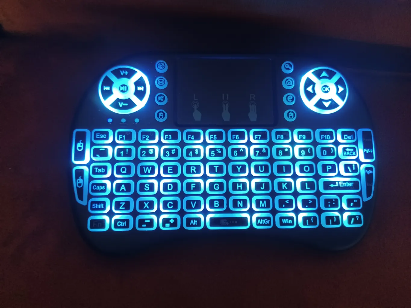 مینی کیبورد بی سیم مدل i8 Backlit، دارای تاچ پد، دارای نورپردازی تک رنگ مینی کیبورد بی سیم مدل i8 Backlit، دارای تاچ پد، دارای نورپردازی تک رنگ