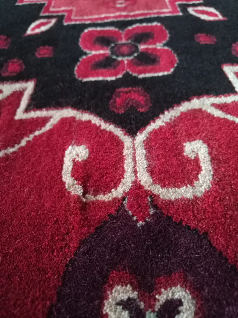 فرش ماشینی رادین اصفهان طرح بلوچ 5 رنگ زمینه اناری