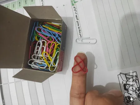 گیره کاغذ رایدین مدل رنگی سایز 28-33میلی متر - بسته 100 عددی