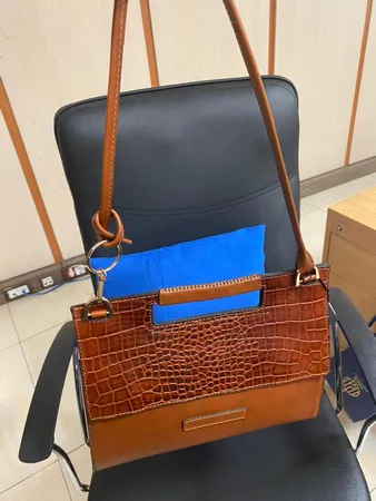 کیف رودوشی زنانه چرم بارثاوا مدل 1382