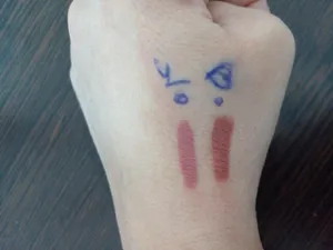 تجریه خرید رژ لب مدادی لچیک شماره 04