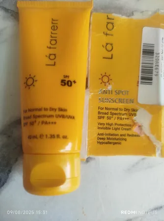 کرم ضدآفتاب و ضدلک بی‌رنگ لافارر مدل SPF50، مناسب پوست‌های خشک و معمولی، حجم 40 میلی‌لیتر