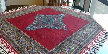 رومیزی قلمکار ممتاز اصفهان اثر عطريان طرح ترنج قرمز مدل G147