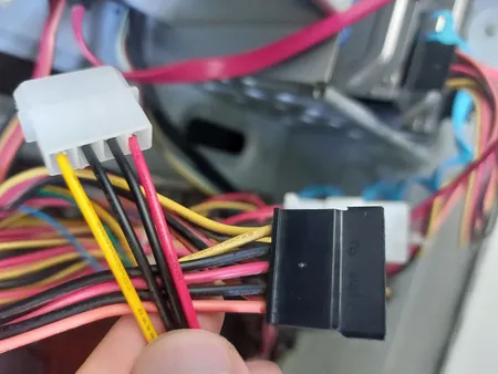 کابل تبدیل برق 4 پین به ساتا مدل 18cm