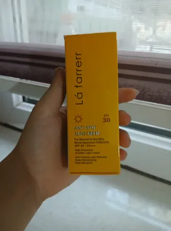 کرم ضدآفتاب و ضدلک بی‌رنگ لافارر مدل SPF30، مناسب پوست‌های خشک و معمولی، حجم 40 میلی‌لیتر