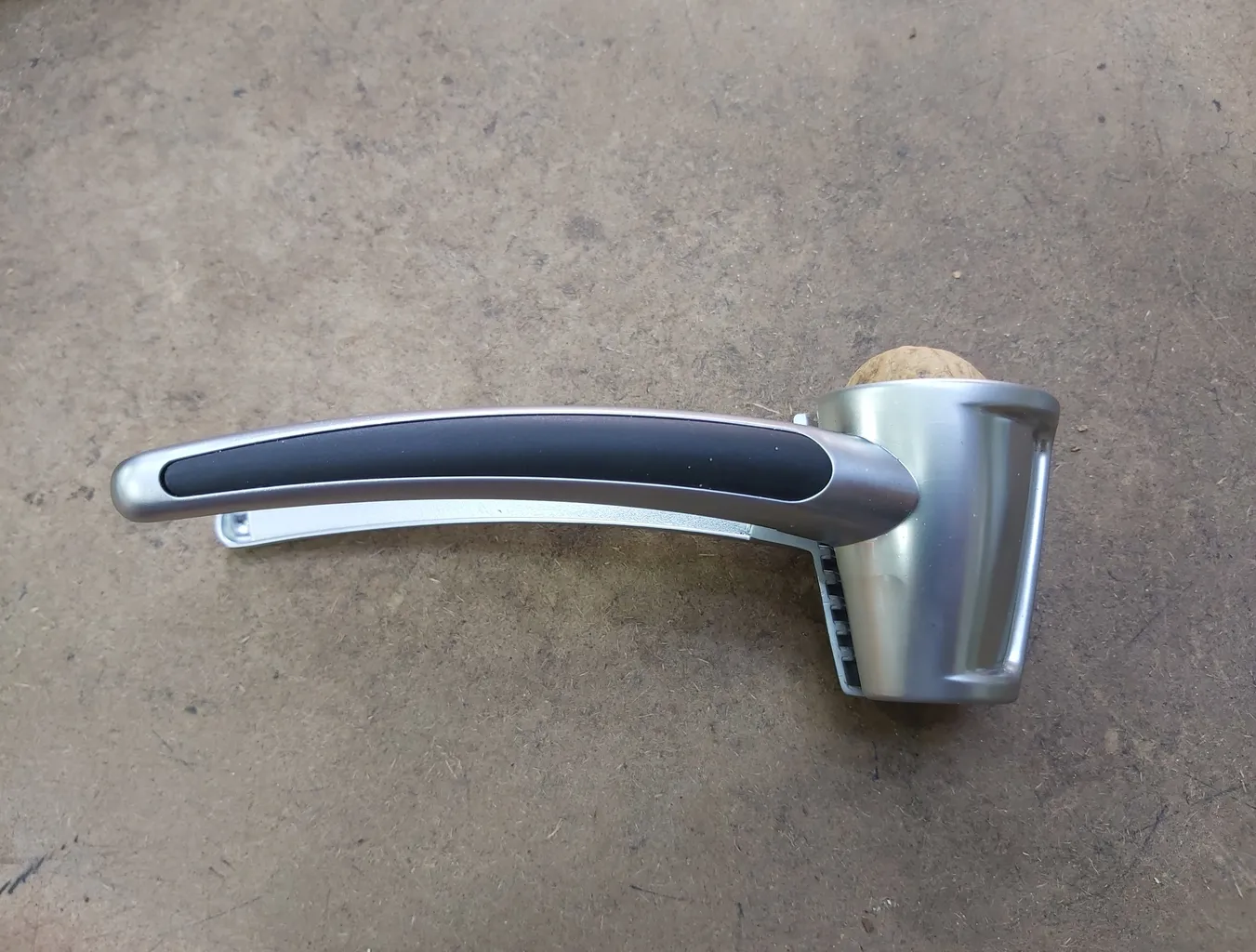 گردو شکن جی فی نی مدل 01