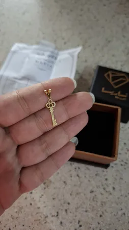 آویز گردنبند طلا 18 عیار زنانه ناریا طرح کلید