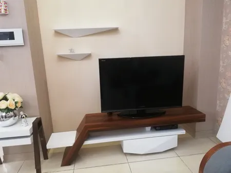 میز تلویزيون راهپود مدل آفتابگردان به همراه طبقه دیواری