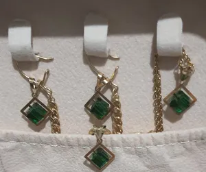 تجریه خرید آویز گردنبند طلا 18 عیار زنانه ناریا مدل مکعب رنگ سبز