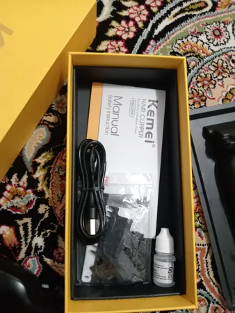 ماشین اصلاح موی صورت کیمی مدل KM-2299، اصلاح به صورت خط زن، طراحی ارگونومیک، نمایشگر LCD، منبع انرژی با باتری قابل شارژ، تکنولوژی اصلاح به صورت تریم، به‌همراه کابل شارژ USB، برس، روغن