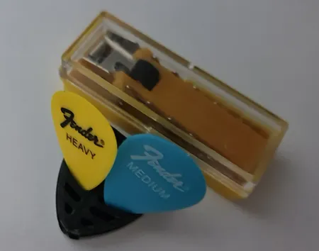 کاپو گیتار مدل بندی کد 7 همراه پیک مجموعه 2 عددی