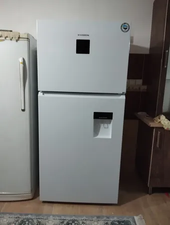 یخچال فریزر 26 فوت ایکس ویژن مدل TT582-AWD/AS ، دارای آبسردکن و یخساز نیمه‌ اتوماتیک، با ارتفاع 185، پهنای 66 و عمق 84 سانتی‌ متر، میزان مصرف انرژی A+، دارای 4 طبقه در یخچال و 2 طبقه در فریزر