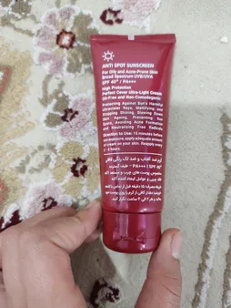 کرم ضدآفتاب و ضدلک رنگی لافارر مدل SPF40-Medium، مناسب پوست‌های چرب، حجم 40 میلی‌لیتر