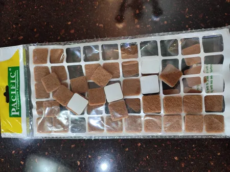 پد پایه مبل و صندلی نمدی مدل 003 مربع2*2 سانتی پشت چسب دار بسته 50 عددی