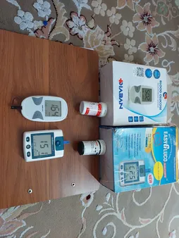 دستگاه تست قند خون دیابان مدل  SMM1000 به همراه نوار تست قند خون مجموعه 4 عددی