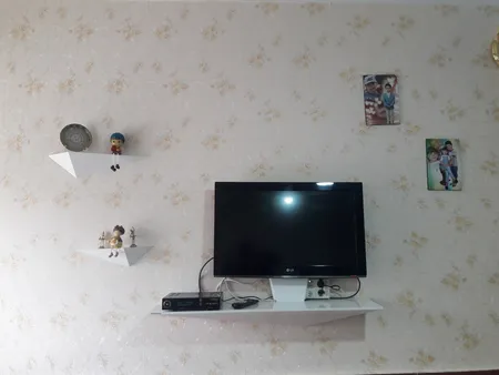 میز تلویزیون دیواری راهپود مدل نیلوفر A113 به همراه طبقه دیواری