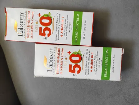 کرم ضد آفتاب رنگی لابورن +SPF50 کد 01 حجم 50 مناسب پوست های چرب حجم 50 میلی‌لیتر