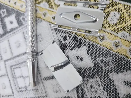 خود تراش لرد مدل L.122C به همراه تیغ یدک لرد مدل Super بسته 10 عددی