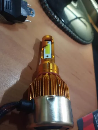 هدلایت لامپ خودرو D9 مدل H4 بسته 2 عددی