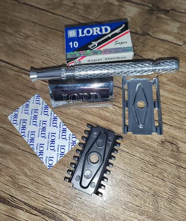 خود تراش لرد مدل L.122C به همراه تیغ یدک لرد مدل Super بسته 10 عددی