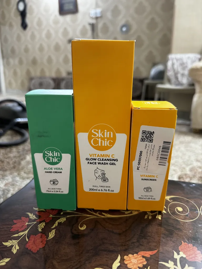 کرم ضد آفتاب بدون رنگ اسکین شیک SPF 50 مدل Aloe Vera  ‌مناسب انواع پوست حجم 50 میلی‌لیتر