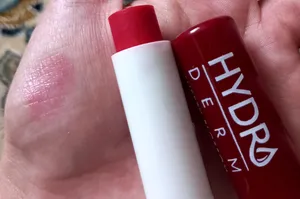 تجریه خرید بالم مرطوب کننده لب هیدرودرم مدل CHERRY BLOSSOM