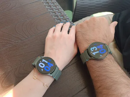 ساعت هوشمند سامسونگ مدل Galaxy Watch 7 44mm دارای قابلیت های کنترل موسیقی (Music Player) بند پلاستیک