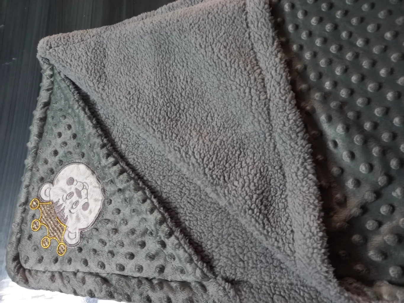 پتو نوزاد مدل دورپیچ کلاه دار T سایز 77×80 سانتی متر