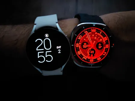 ساعت هوشمند سامسونگ مدل Galaxy Watch Ultra دارای قابلیت های کنترل موسیقی (Music Player)، قابلیت مکالمه از طریق بلوتوث، قابلیت تغییر طرح ساعت یا تم، صفحه همیشه روشن (Always-on Display)، پشتیبانی از دستیار صوتی بند سیلیکون