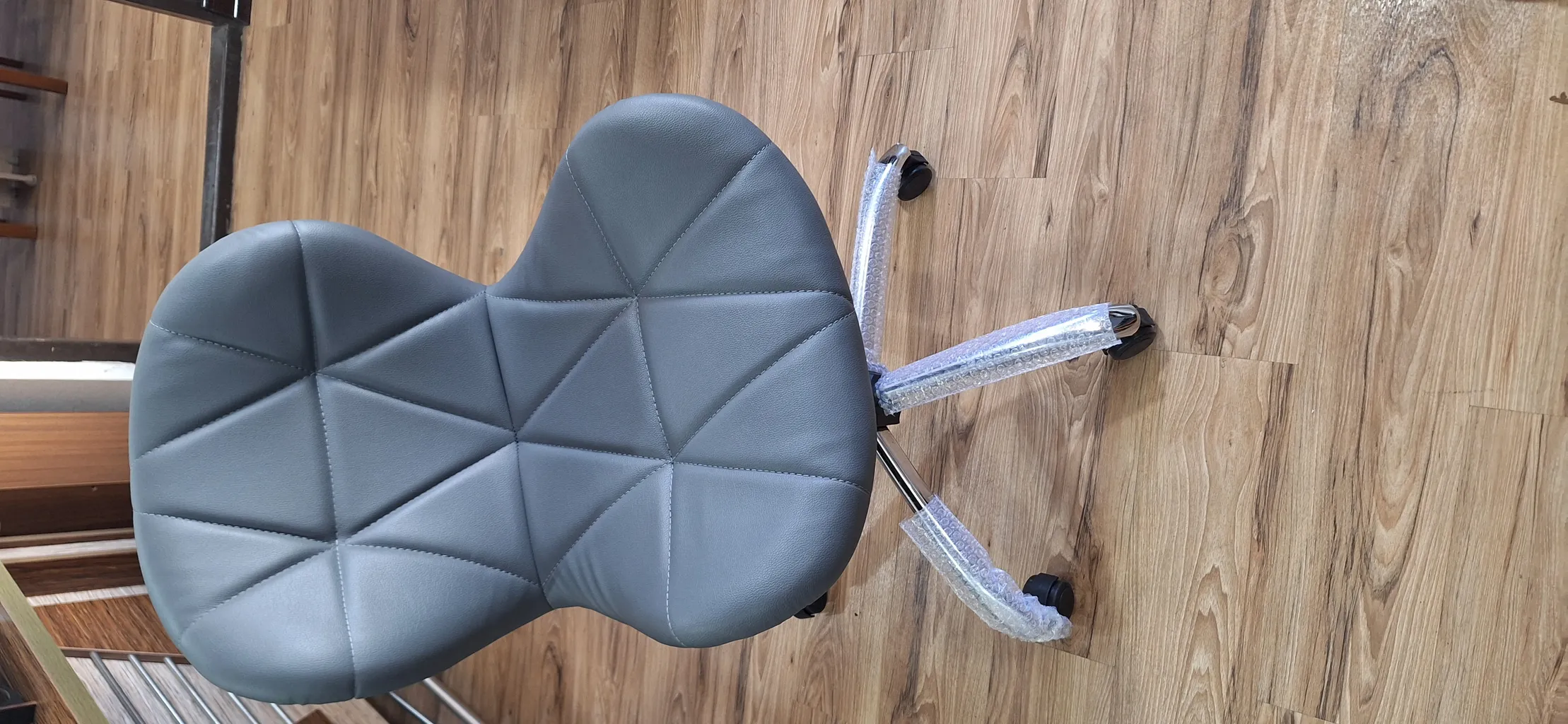 صندلی هوگر مدل چرخشی طرح چرمی