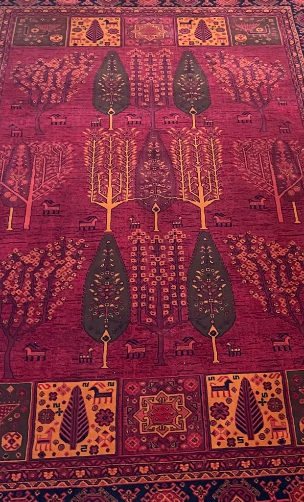 فرش ماشینی هیوا طرح بلوچ کد 3-212 زمینه لاکی