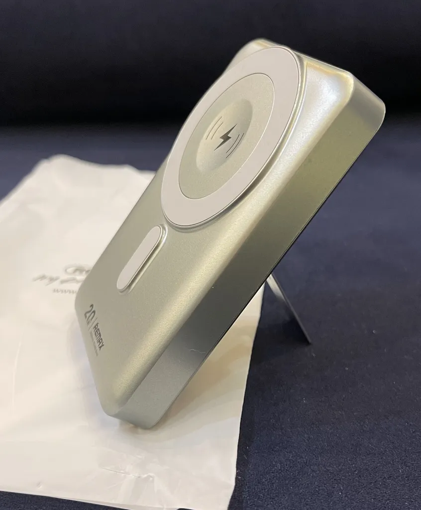 پاوربانک بی‌سیم 20 وات ریمکس مدل CX-2 ظرفیت 10000 میلی آمپر ساعت