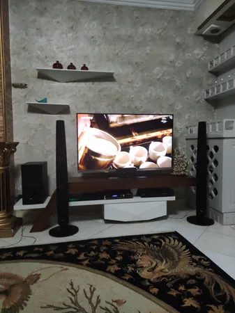 میز تلویزيون راهپود مدل آفتابگردان به همراه طبقه دیواری