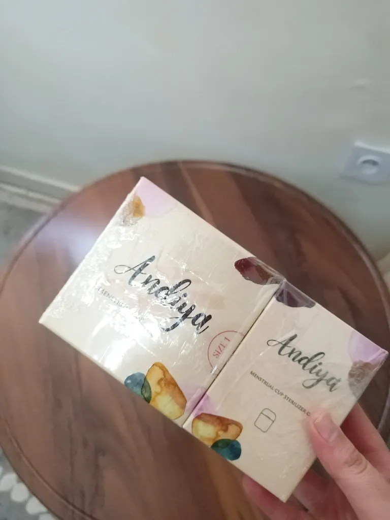 کاپ قاعدگی آندیا مدل 001 سایز کوچک به همراه لیوان کاپ قاعدگی آندیا مدل Alpha