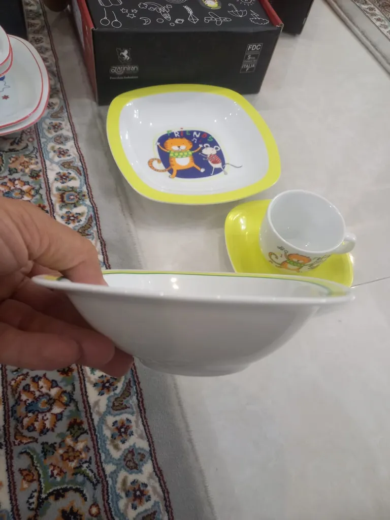 سرویس غذاخوری 5 پارچه کودک چینی زرین ایران مدل کواترو دوستان درجه عالی